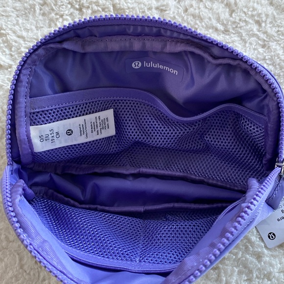 ❤️ Lululemon Everywhere Belt Bag in Dark Lavendar NWT - Picture 7 of 11